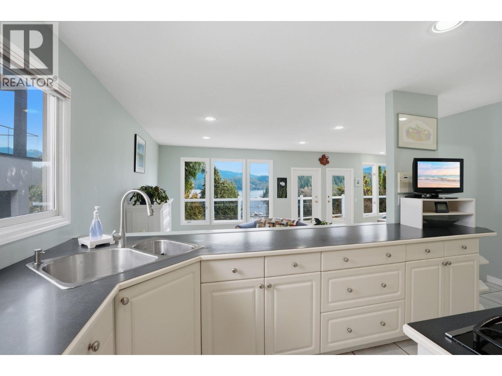 2341 Caledonia Avenue, North Vancouver, British Columbia  V7G 1T8 - Photo 14 - R3105668