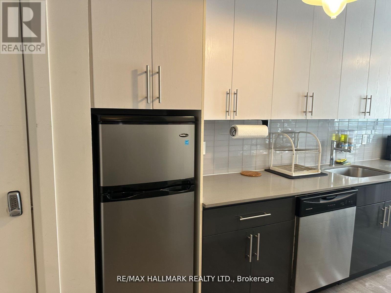 5 - 595 St Clair Avenue W, Toronto, Ontario  M6C 1A3 - Photo 4 - C12942224