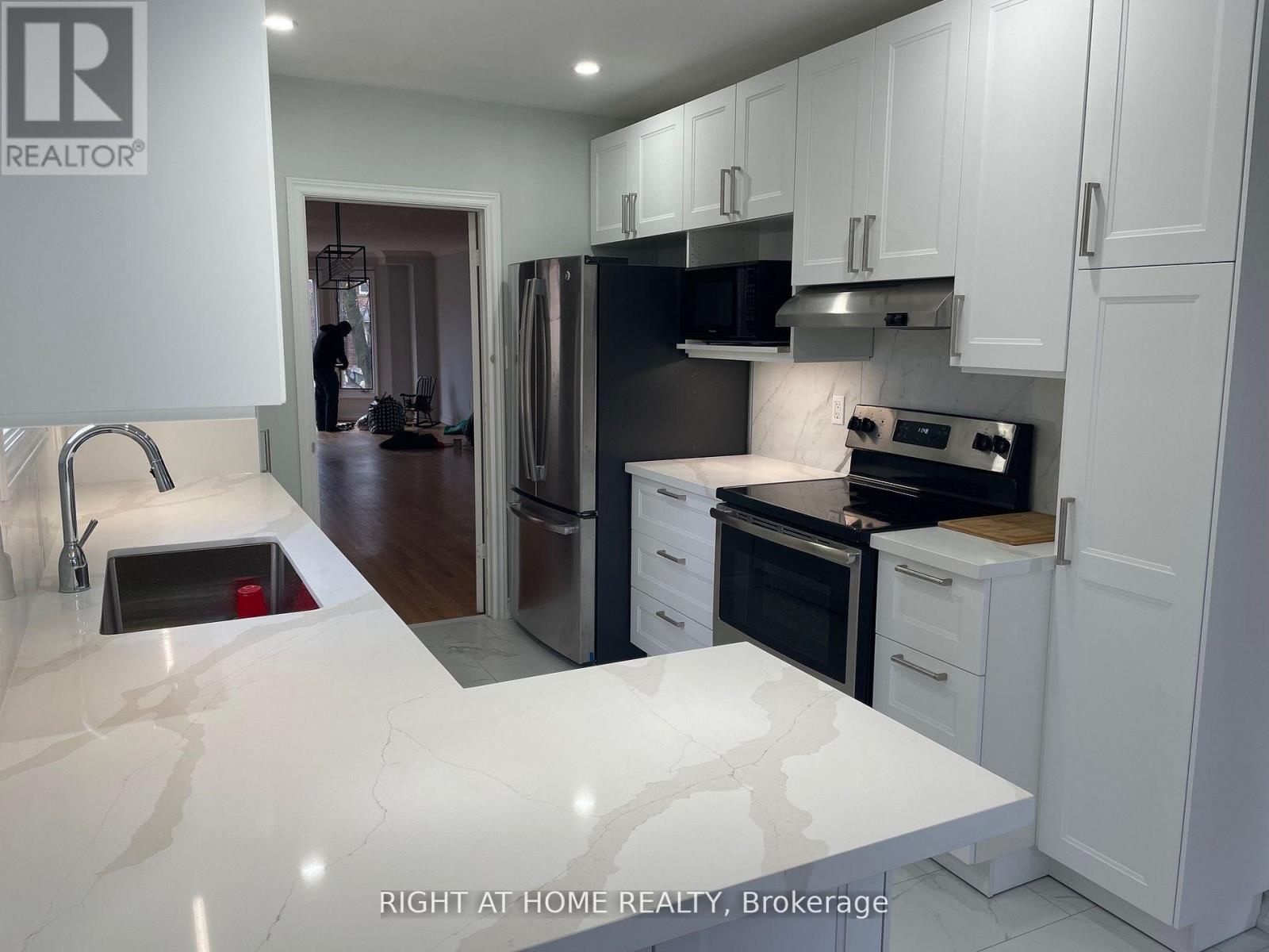 213 Fairlawn Avenue, Toronto, Ontario M5M 1S9 - Photo 8 - C12942304