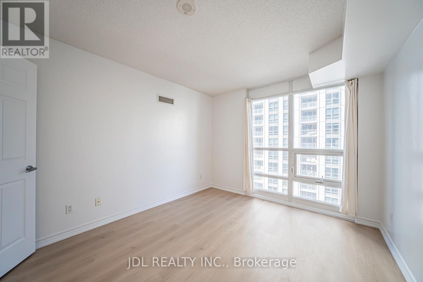 1001 - 761 Bay Street, Toronto, Ontario M5G 2R2 - Photo 11 - C12942344