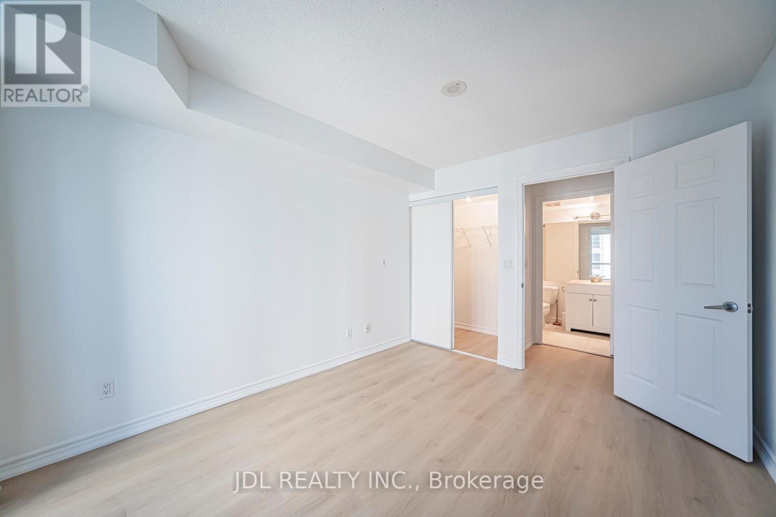 1001 - 761 Bay Street, Toronto, Ontario M5G 2R2 - Photo 13 - C12942344