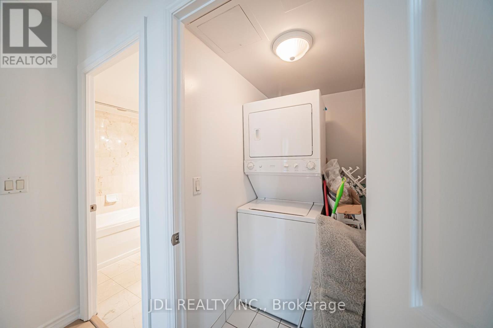 1001 - 761 Bay Street, Toronto, Ontario M5G 2R2 - Photo 16 - C12942344