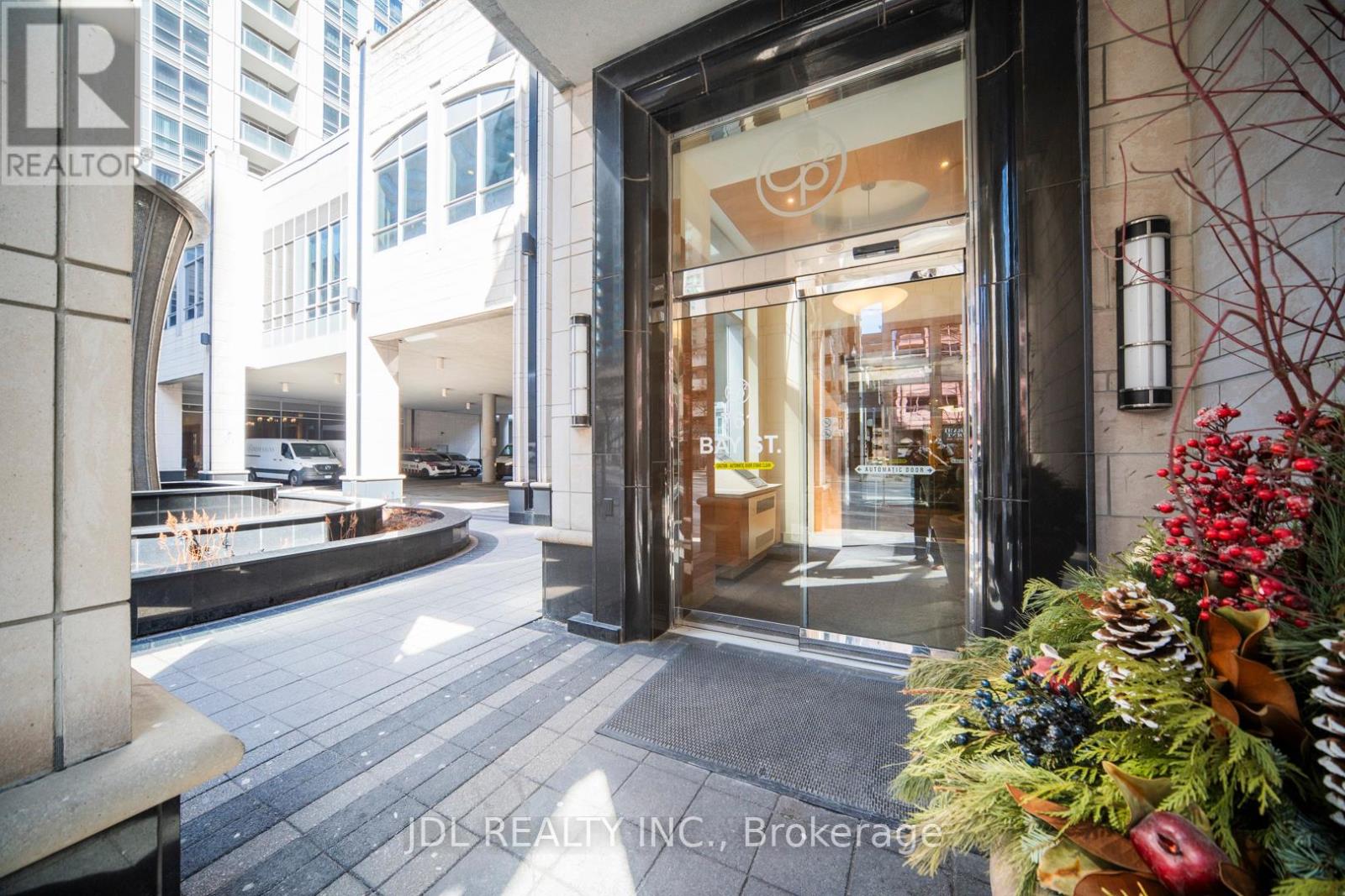 1001 - 761 Bay Street, Toronto, Ontario M5G 2R2 - Photo 2 - C12942344