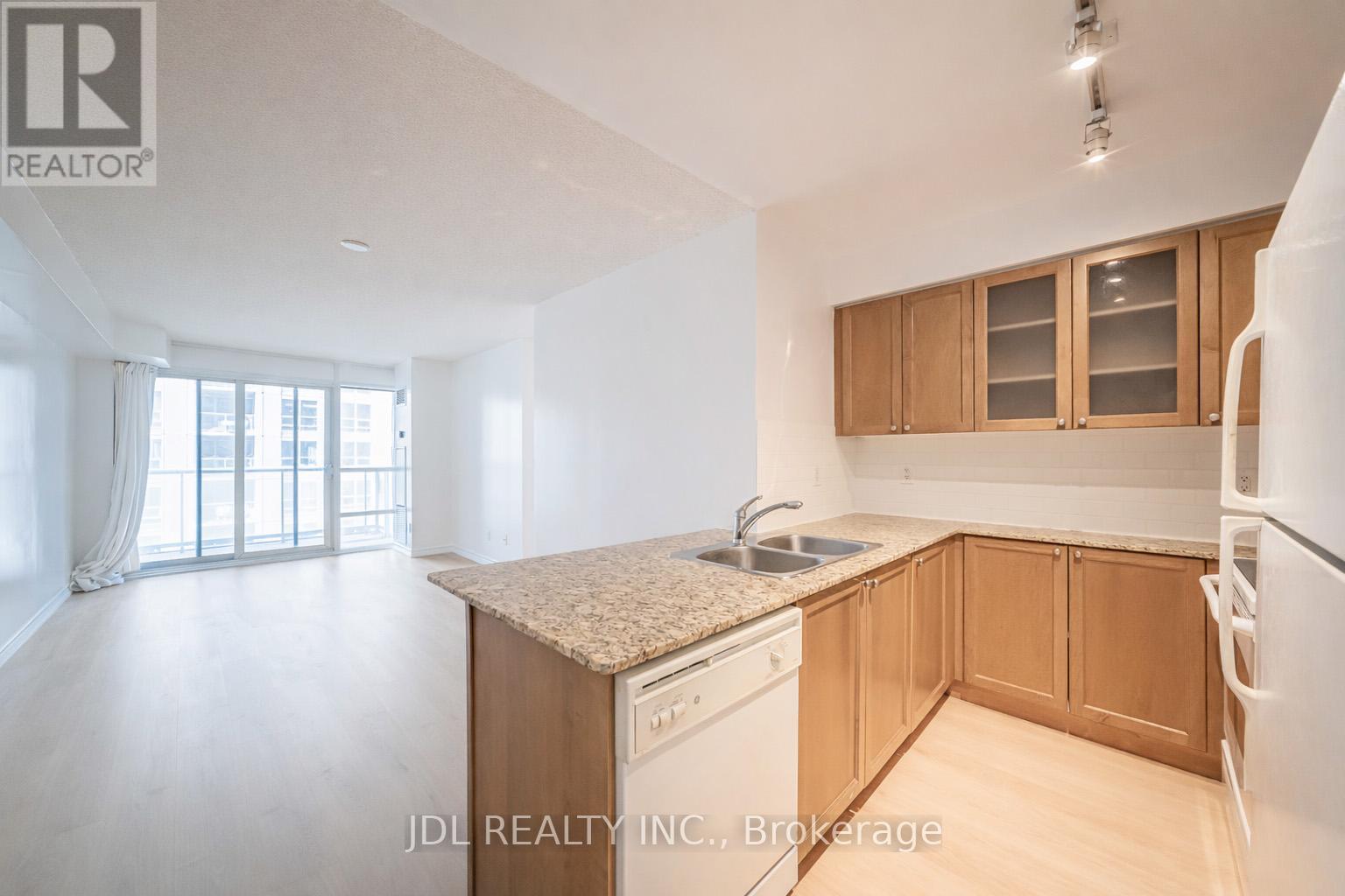 1001 - 761 Bay Street, Toronto, Ontario M5G 2R2 - Photo 3 - C12942344