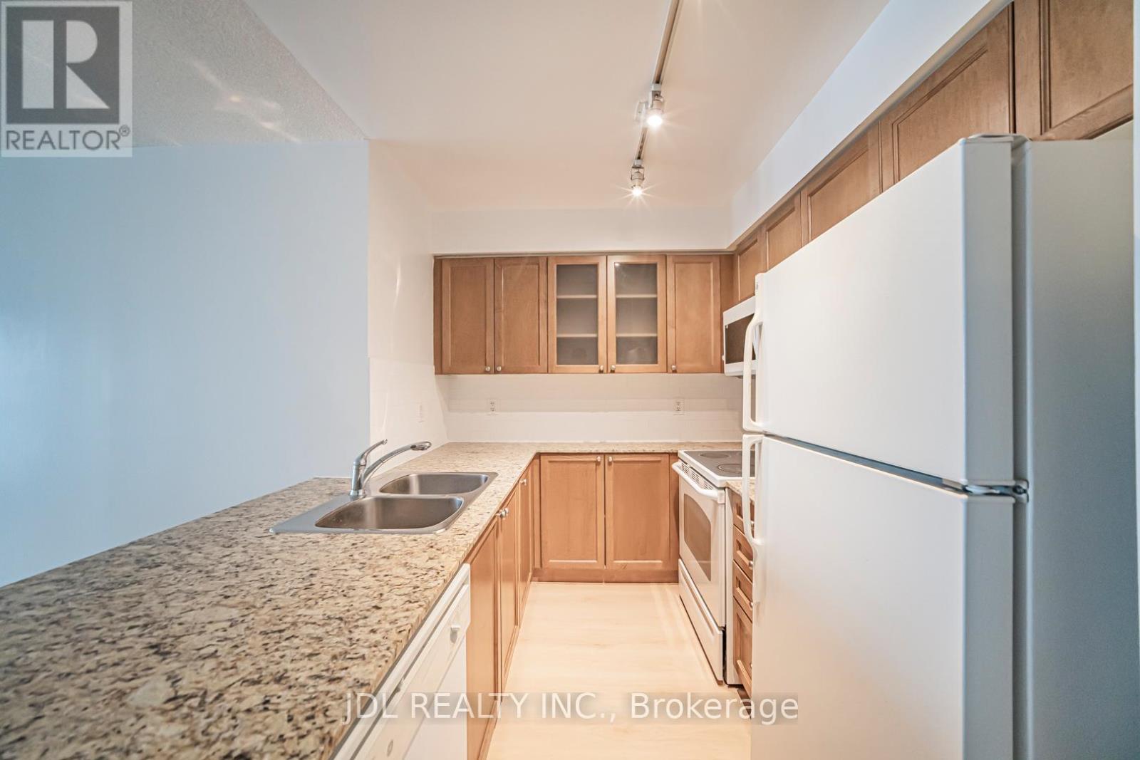 1001 - 761 Bay Street, Toronto, Ontario M5G 2R2 - Photo 4 - C12942344