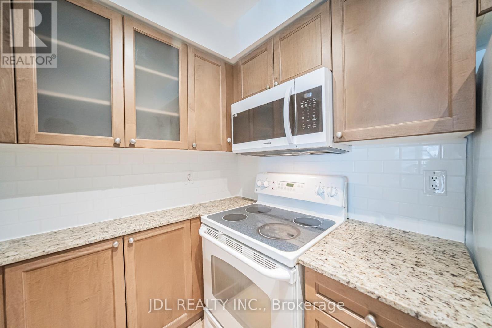 1001 - 761 Bay Street, Toronto, Ontario M5G 2R2 - Photo 5 - C12942344