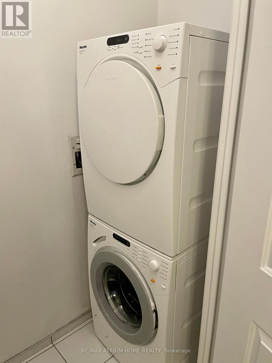 1809 - 8 The Esplanade, Toronto, Ontario M5E 0A6 - Photo 14 - C12942346