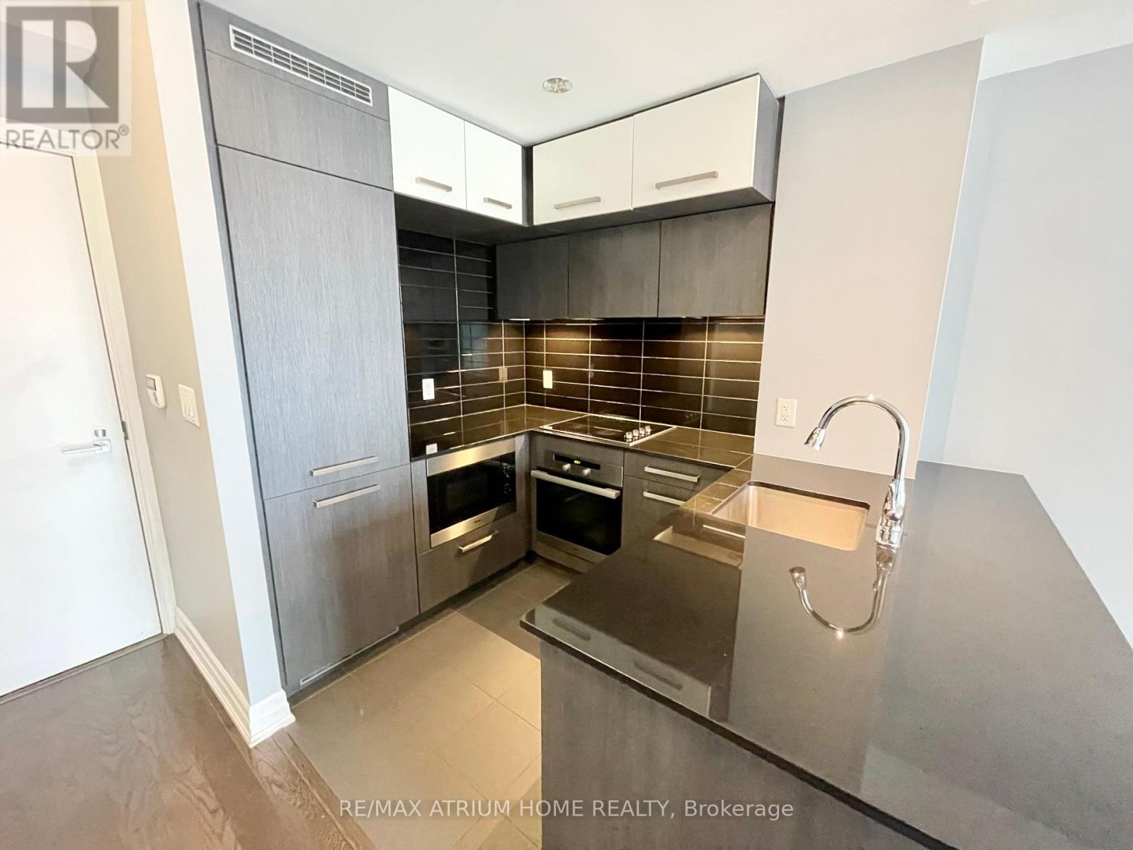 1809 - 8 The Esplanade, Toronto, Ontario M5E 0A6 - Photo 2 - C12942346