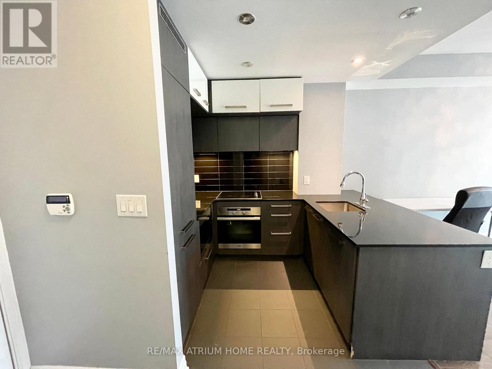 1809 - 8 The Esplanade, Toronto, Ontario M5E 0A6 - Photo 3 - C12942346