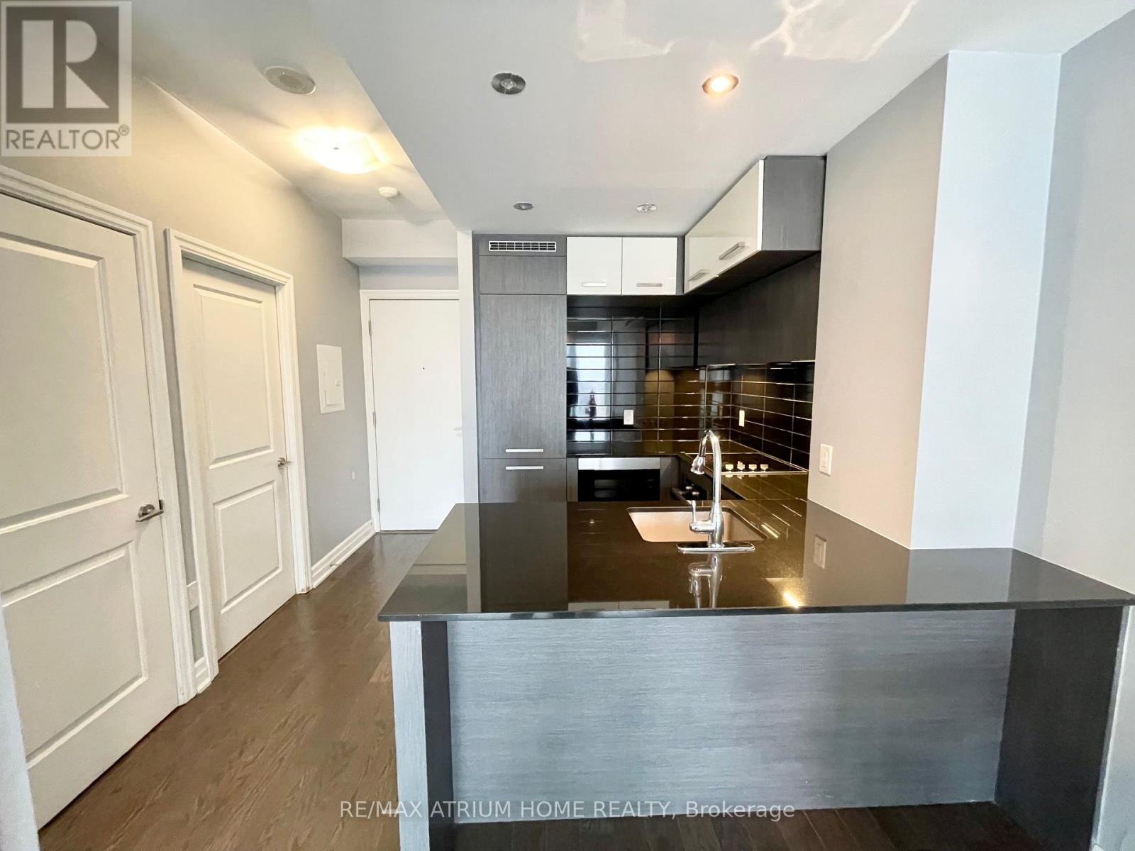 1809 - 8 The Esplanade, Toronto, Ontario M5E 0A6 - Photo 4 - C12942346