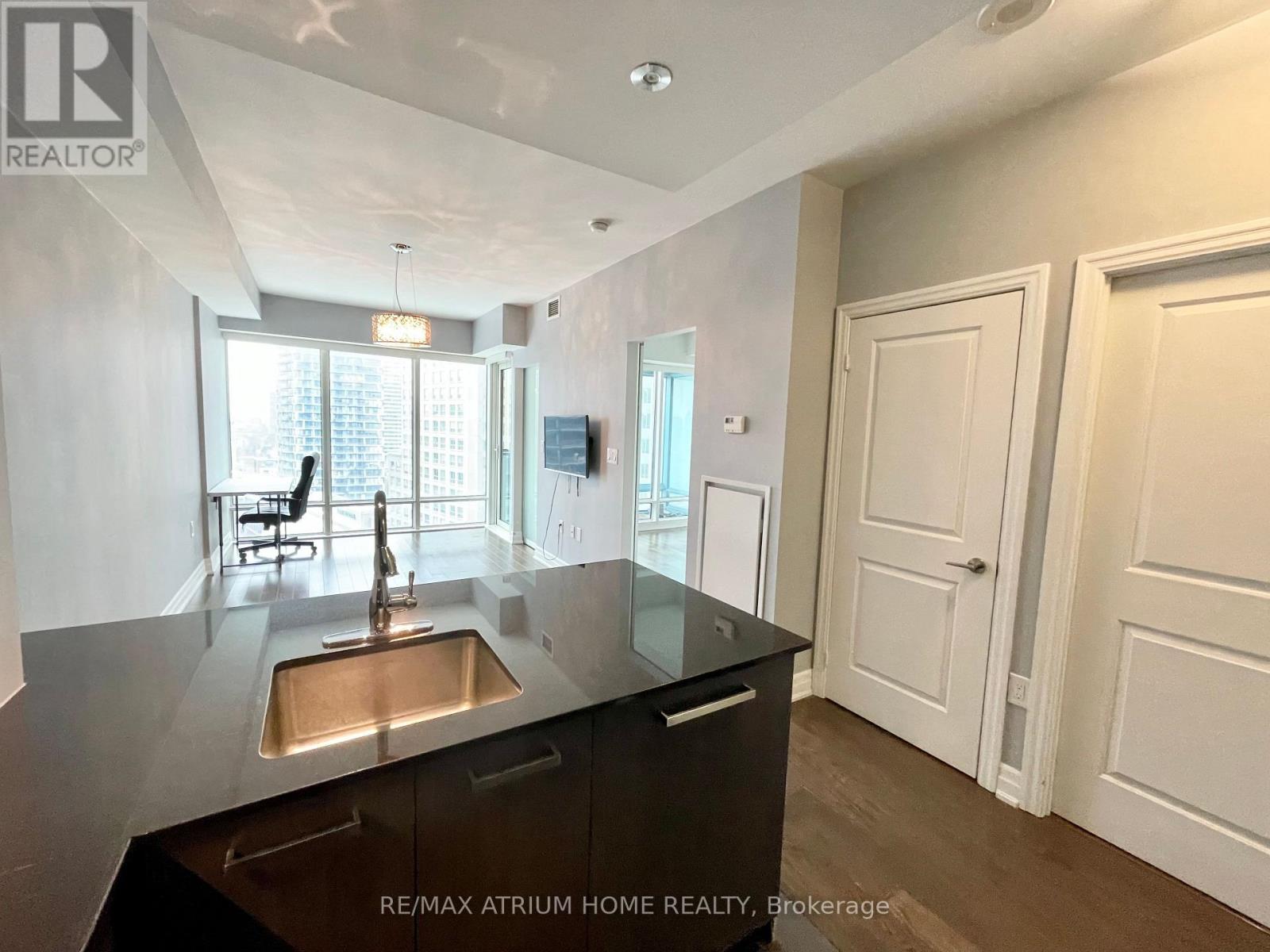 1809 - 8 The Esplanade, Toronto, Ontario M5E 0A6 - Photo 5 - C12942346