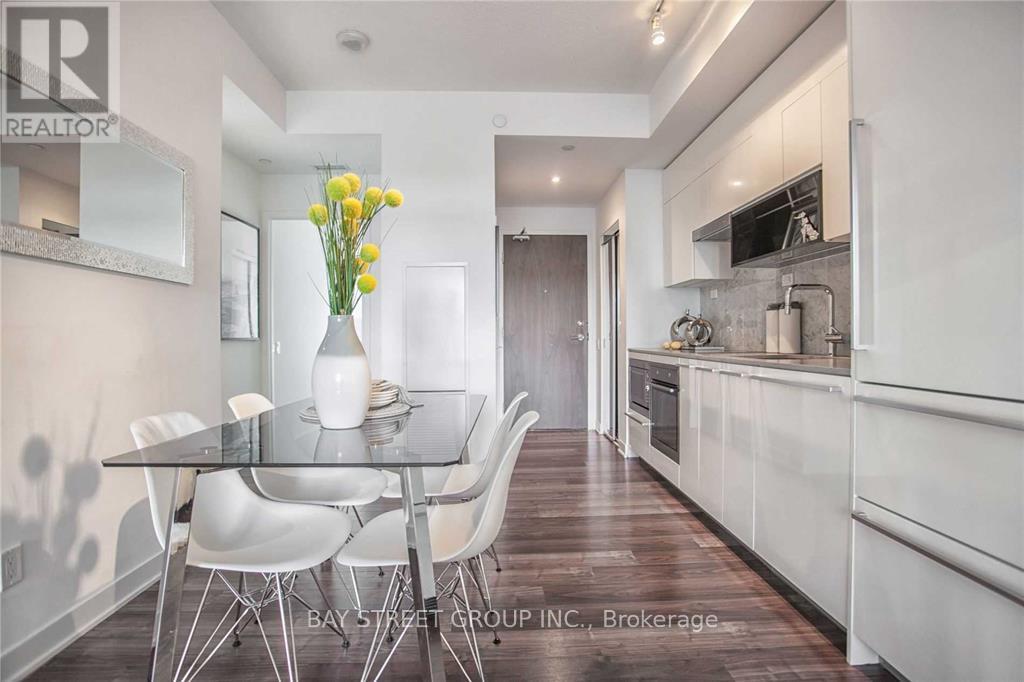 810 - 90 Queens Wharf Road, Toronto, Ontario  M5V 0J4 - Photo 17 - C12942378