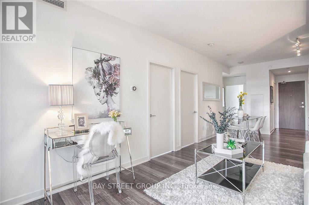 810 - 90 Queens Wharf Road, Toronto, Ontario  M5V 0J4 - Photo 18 - C12942378