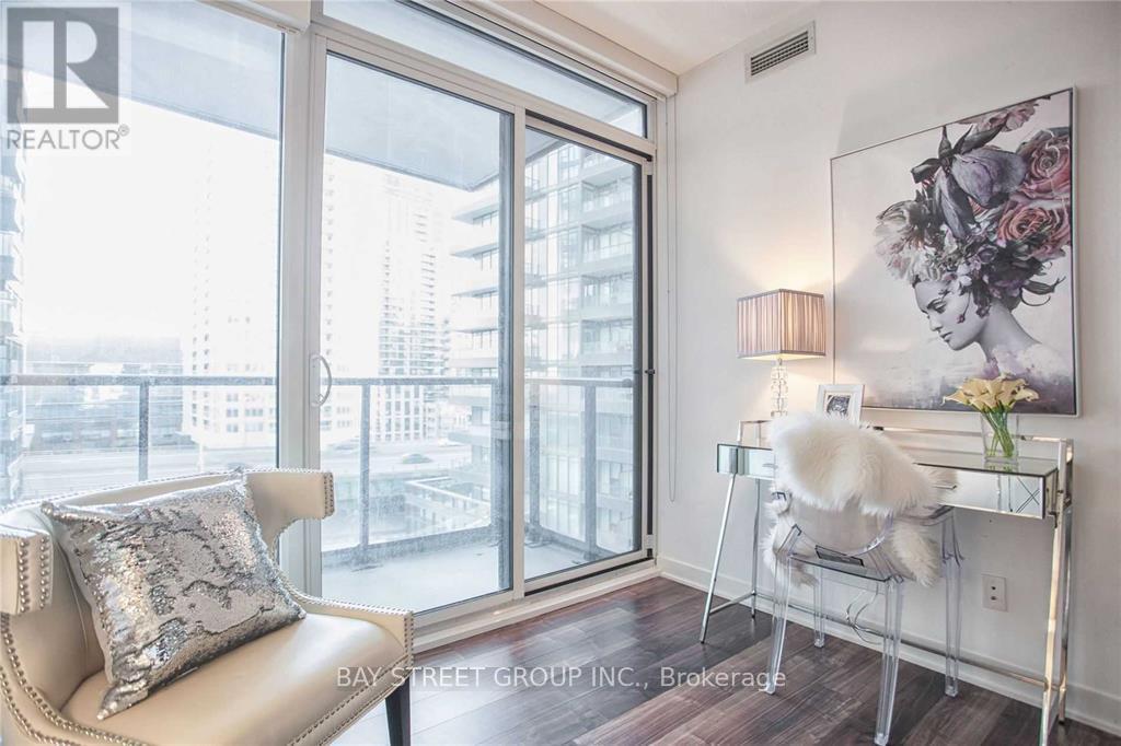 810 - 90 Queens Wharf Road, Toronto, Ontario  M5V 0J4 - Photo 19 - C12942378