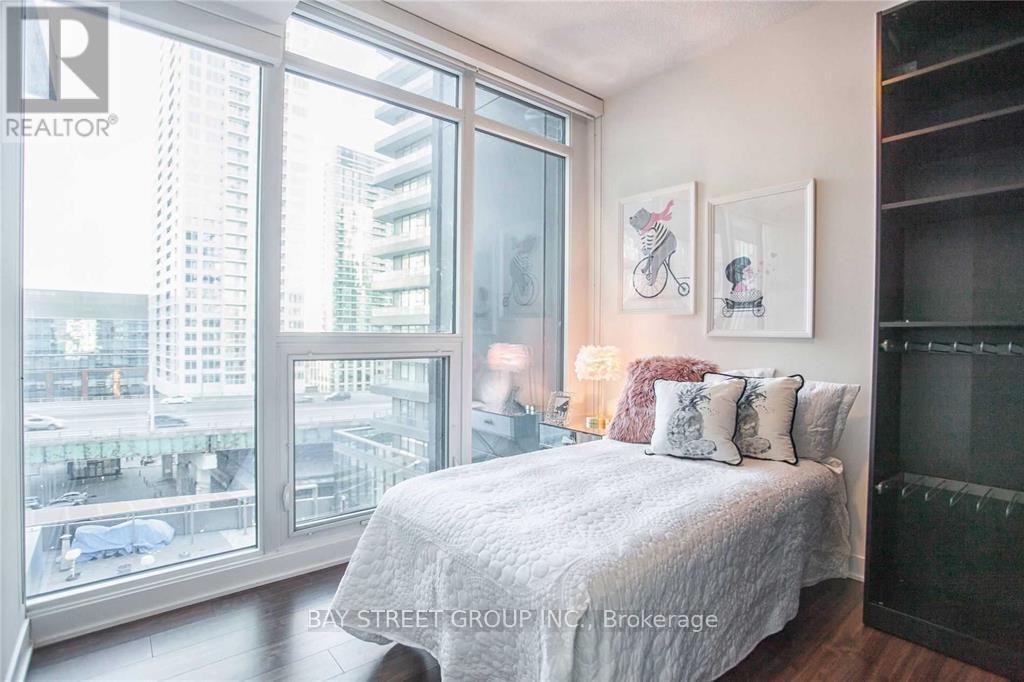 810 - 90 Queens Wharf Road, Toronto, Ontario  M5V 0J4 - Photo 25 - C12942378