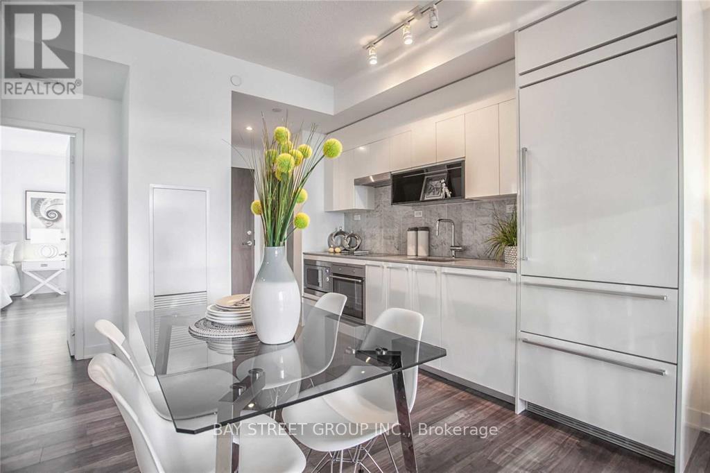 810 - 90 Queens Wharf Road, Toronto, Ontario  M5V 0J4 - Photo 6 - C12942378