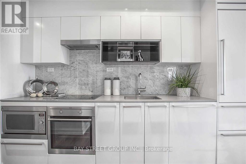 810 - 90 Queens Wharf Road, Toronto, Ontario  M5V 0J4 - Photo 7 - C12942378