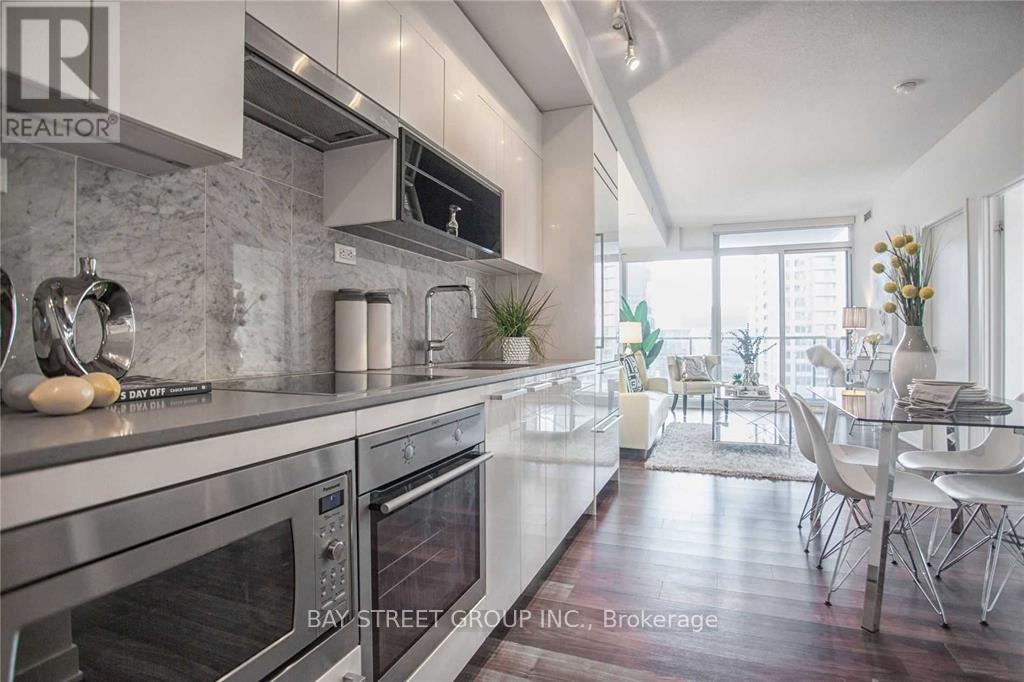 810 - 90 Queens Wharf Road, Toronto, Ontario  M5V 0J4 - Photo 8 - C12942378