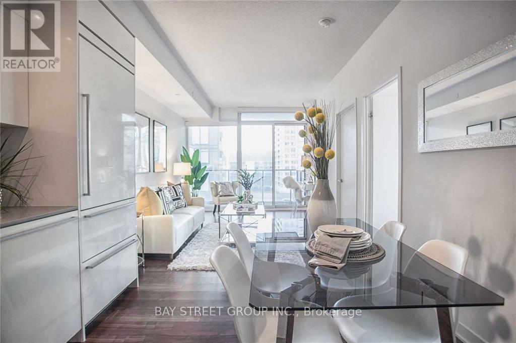 810 - 90 Queens Wharf Road, Toronto, Ontario  M5V 0J4 - Photo 9 - C12942378