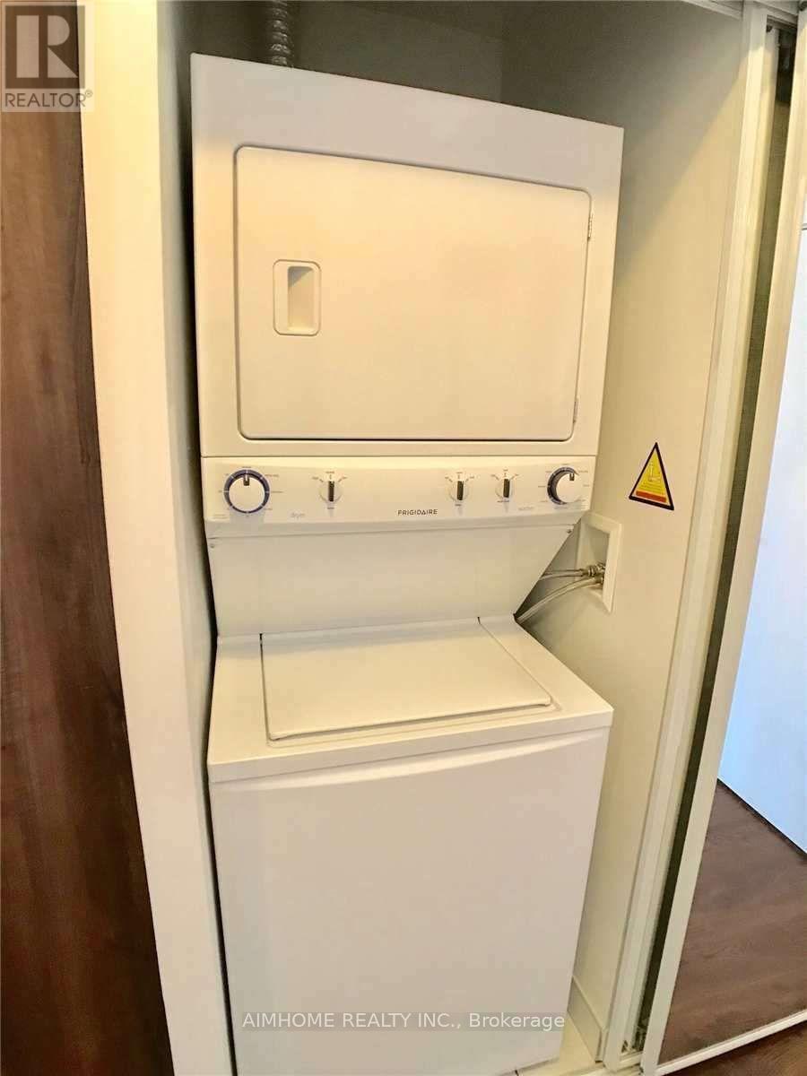 2016 - 121 Mcmahon Drive, Toronto, Ontario  M2K 0C1 - Photo 15 - C12942406