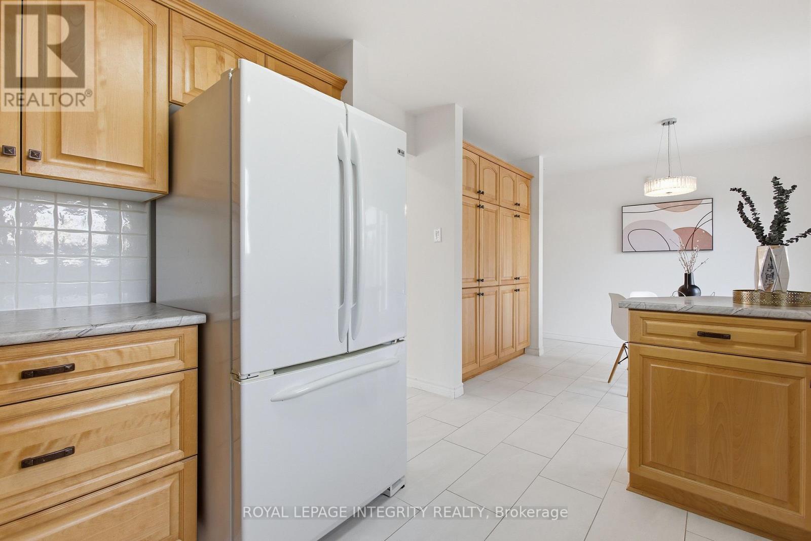 1019 Driftwood Crescent, Ottawa, Ontario  K1C 2N9 - Photo 10 - X12942354