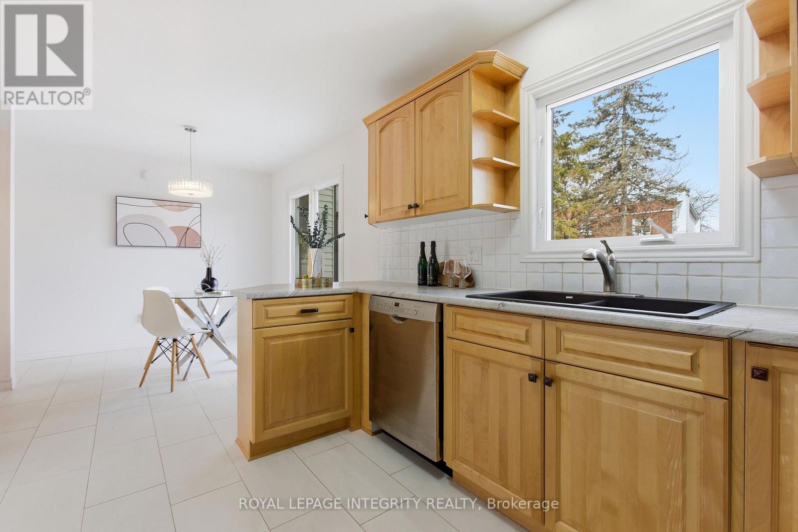 1019 Driftwood Crescent, Ottawa, Ontario  K1C 2N9 - Photo 11 - X12942354