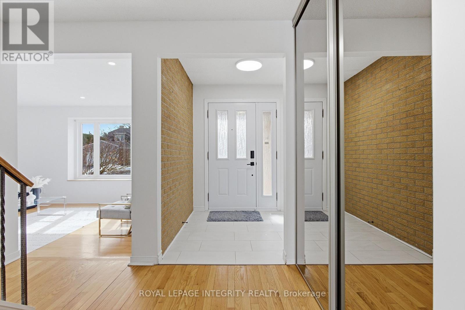 1019 Driftwood Crescent, Ottawa, Ontario  K1C 2N9 - Photo 3 - X12942354