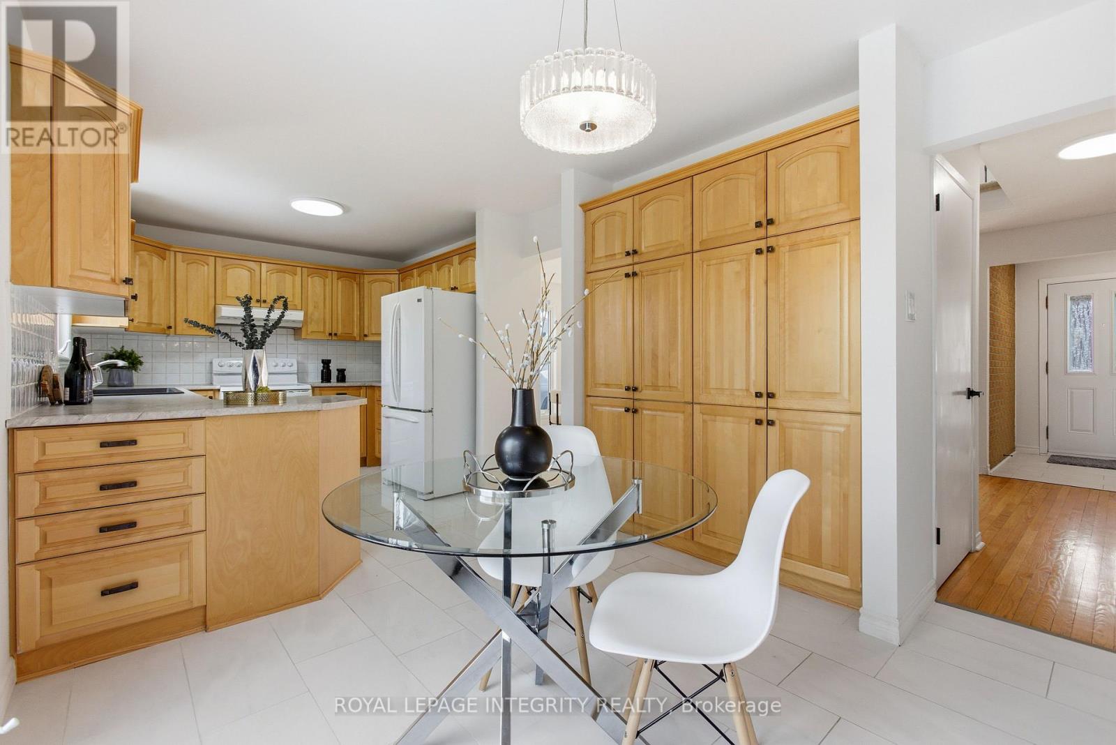 1019 Driftwood Crescent, Ottawa, Ontario  K1C 2N9 - Photo 7 - X12942354