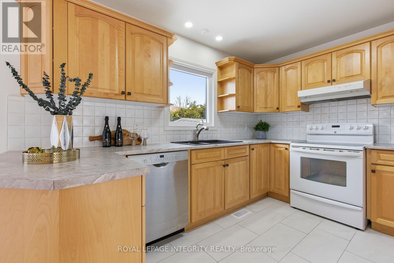 1019 Driftwood Crescent, Ottawa, Ontario  K1C 2N9 - Photo 9 - X12942354