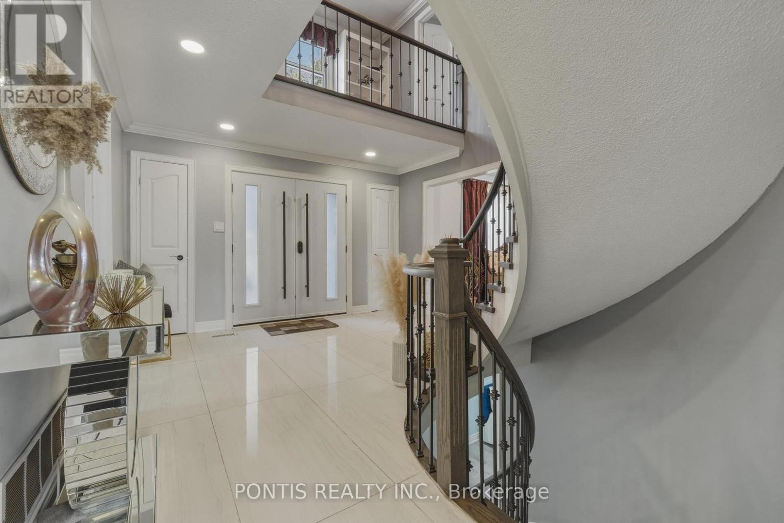 10 Whitmore Court, Brampton, Ontario  L6Z 2A5 - Photo 8 - W12942240