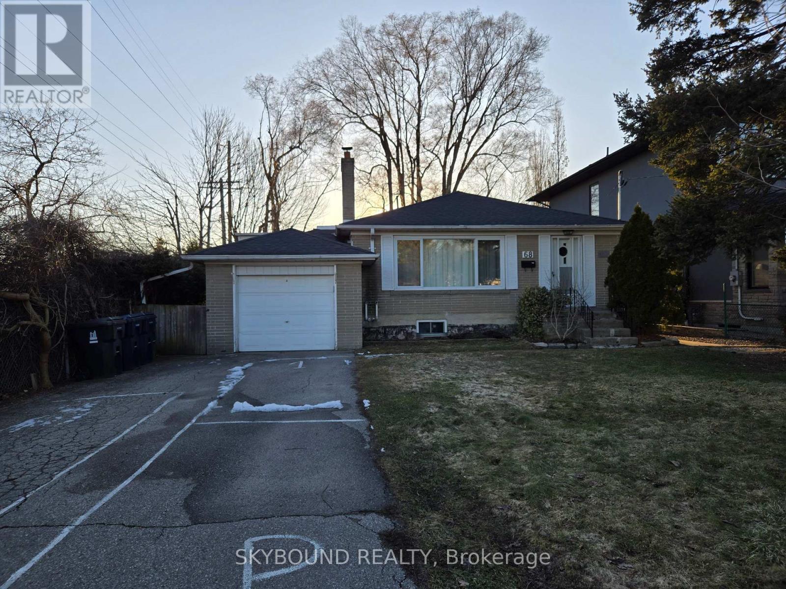 68 MONKTON AVENUE, Toronto, Ontario