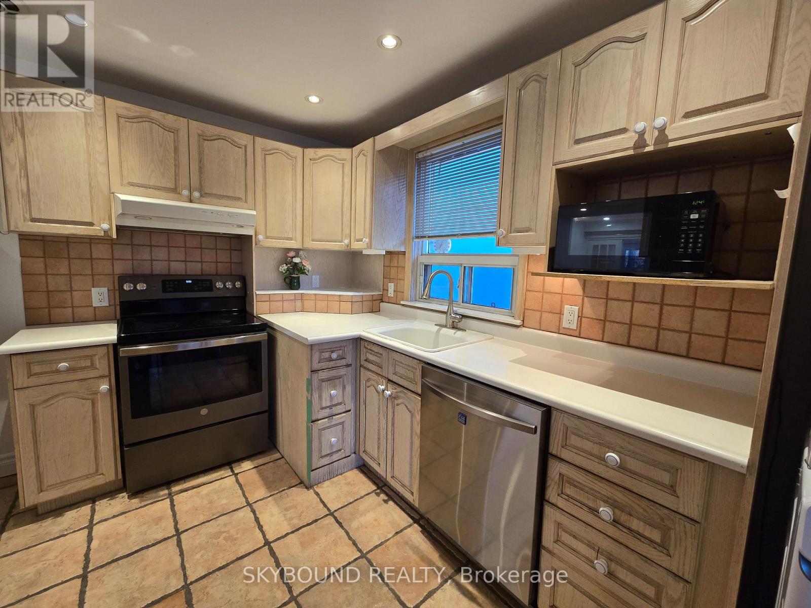 68 Monkton Avenue, Toronto, Ontario  M8Z 4N5 - Photo 22 - W12883090