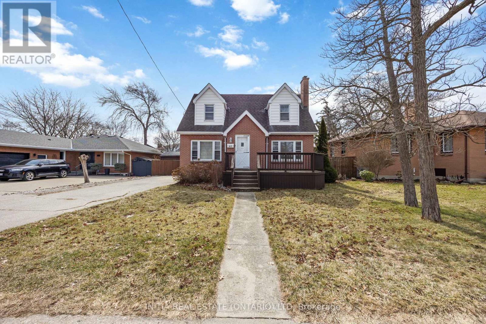 617 Cathcart Boulevard, Sarnia, Ontario  N7V 2N1 - Photo 2 - X12942462