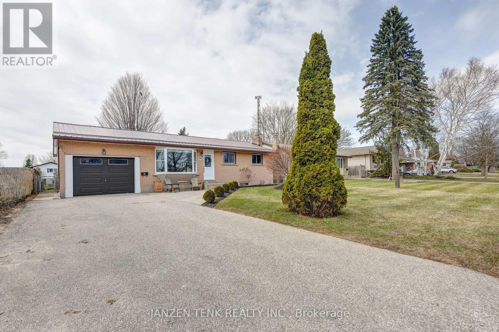 24 Centennial Avenue, Aylmer, Ontario  N5H 2X2 - Photo 3 - X12942538