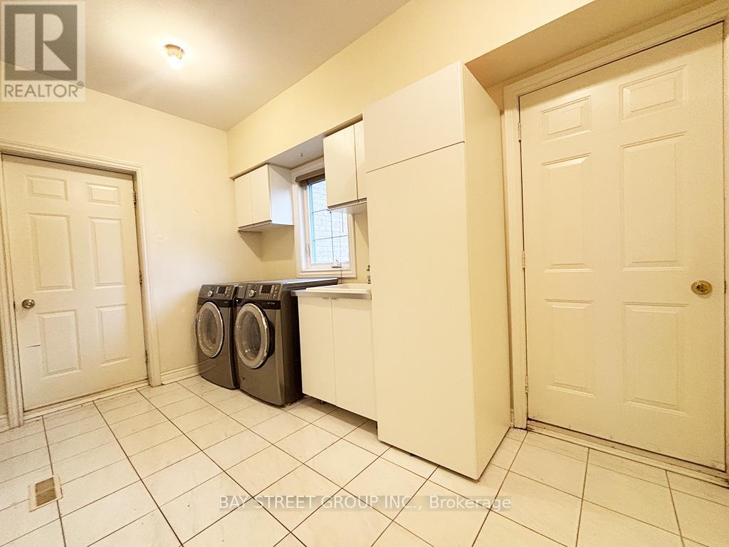 12a Ava Crescent, Richmond Hill, Ontario  L4B 2X1 - Photo 15 - N12942458