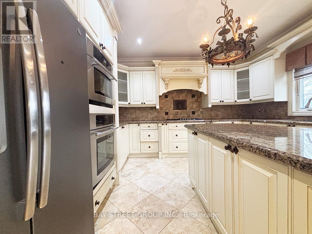 12a Ava Crescent, Richmond Hill, Ontario  L4B 2X1 - Photo 9 - N12942458