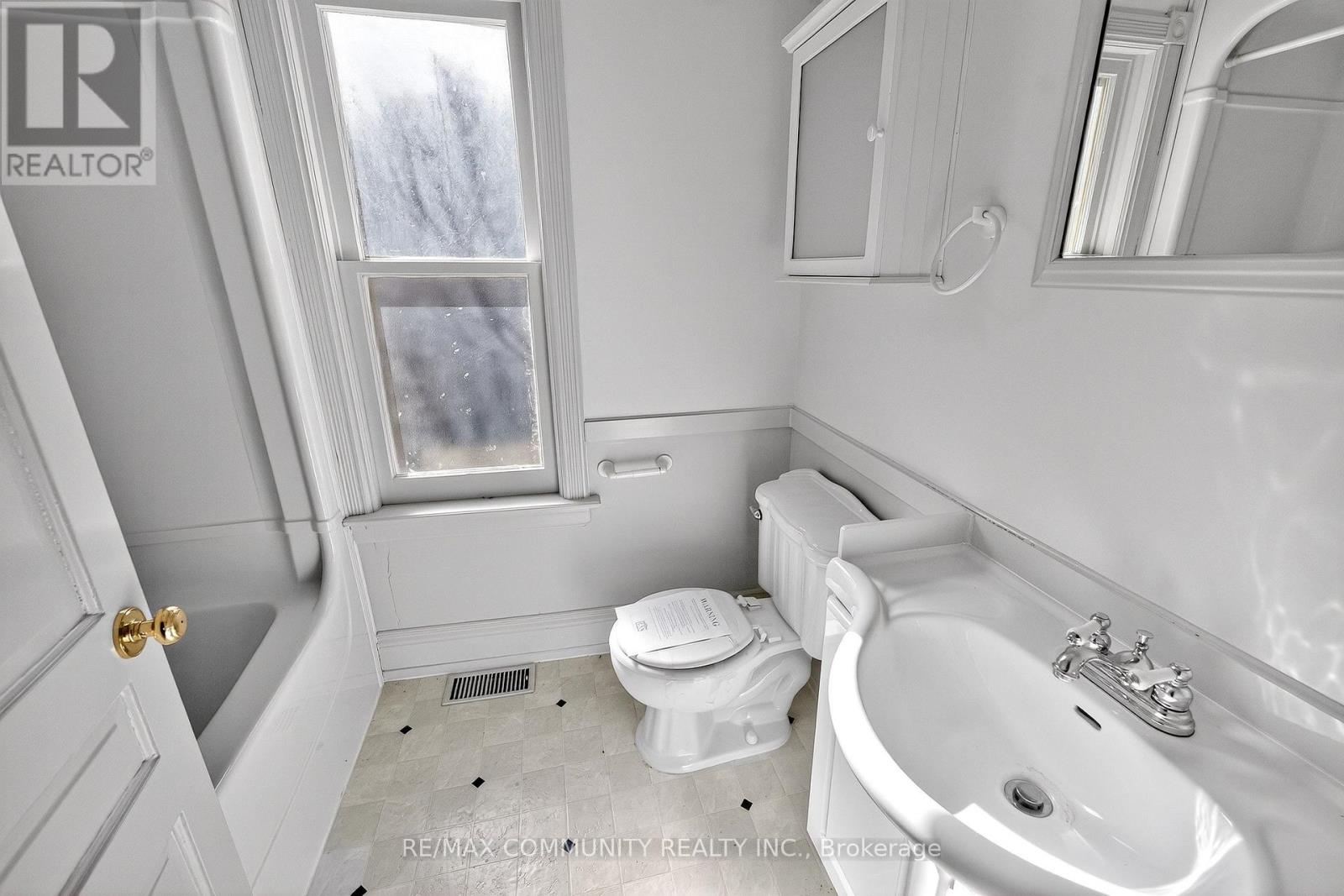 28 Queen Street, Innisfil, Ontario  L0L 1L0 - Photo 18 - N12942472