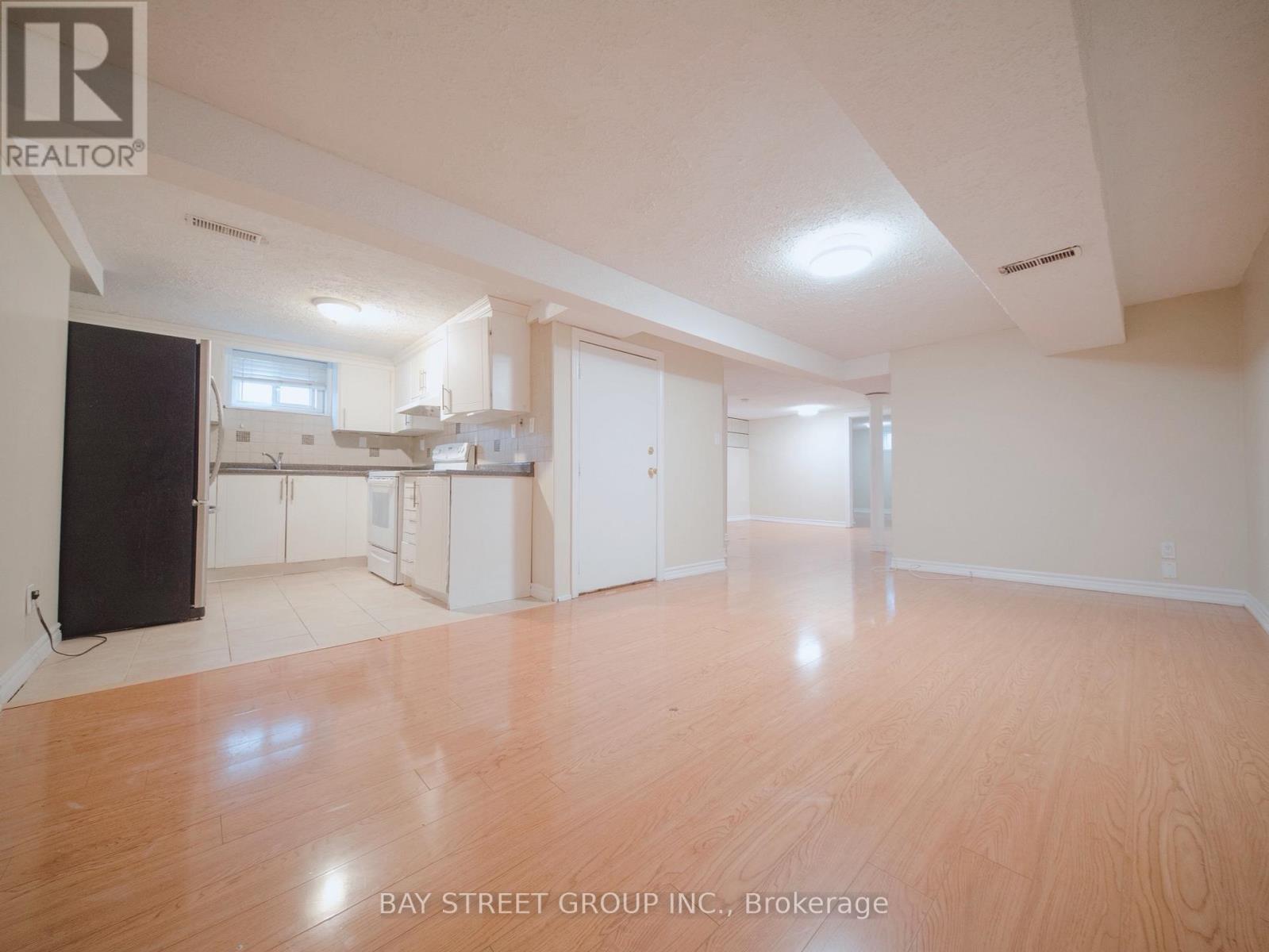 Lower - 56 Corby Crescent, Brampton, Ontario  L6Y 1H1 - Photo 2 - W12942412
