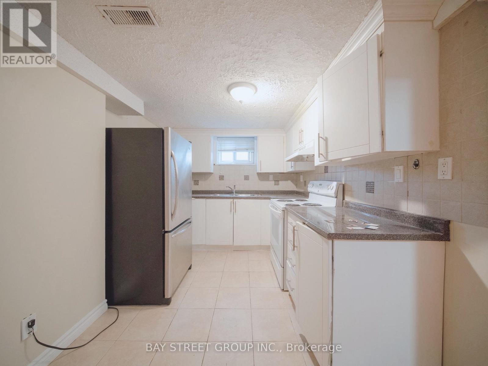 Lower - 56 Corby Crescent, Brampton, Ontario  L6Y 1H1 - Photo 3 - W12942412