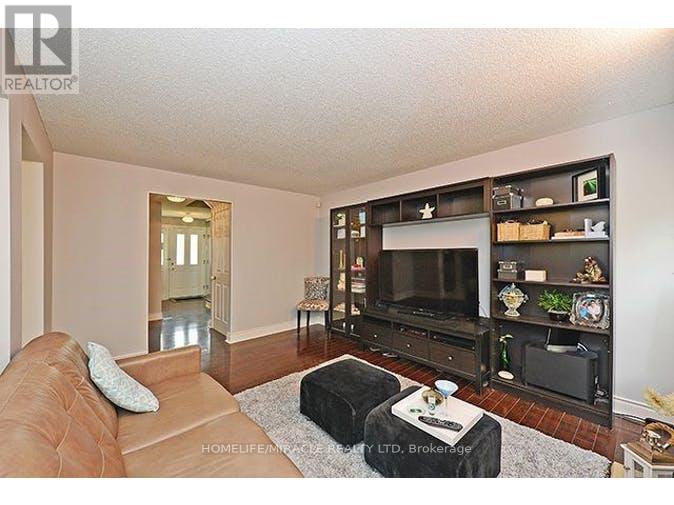 14 Nutmeg Street, Brampton (Westgate), Ontario  L6S 4A8 - Photo 8 - W12942424