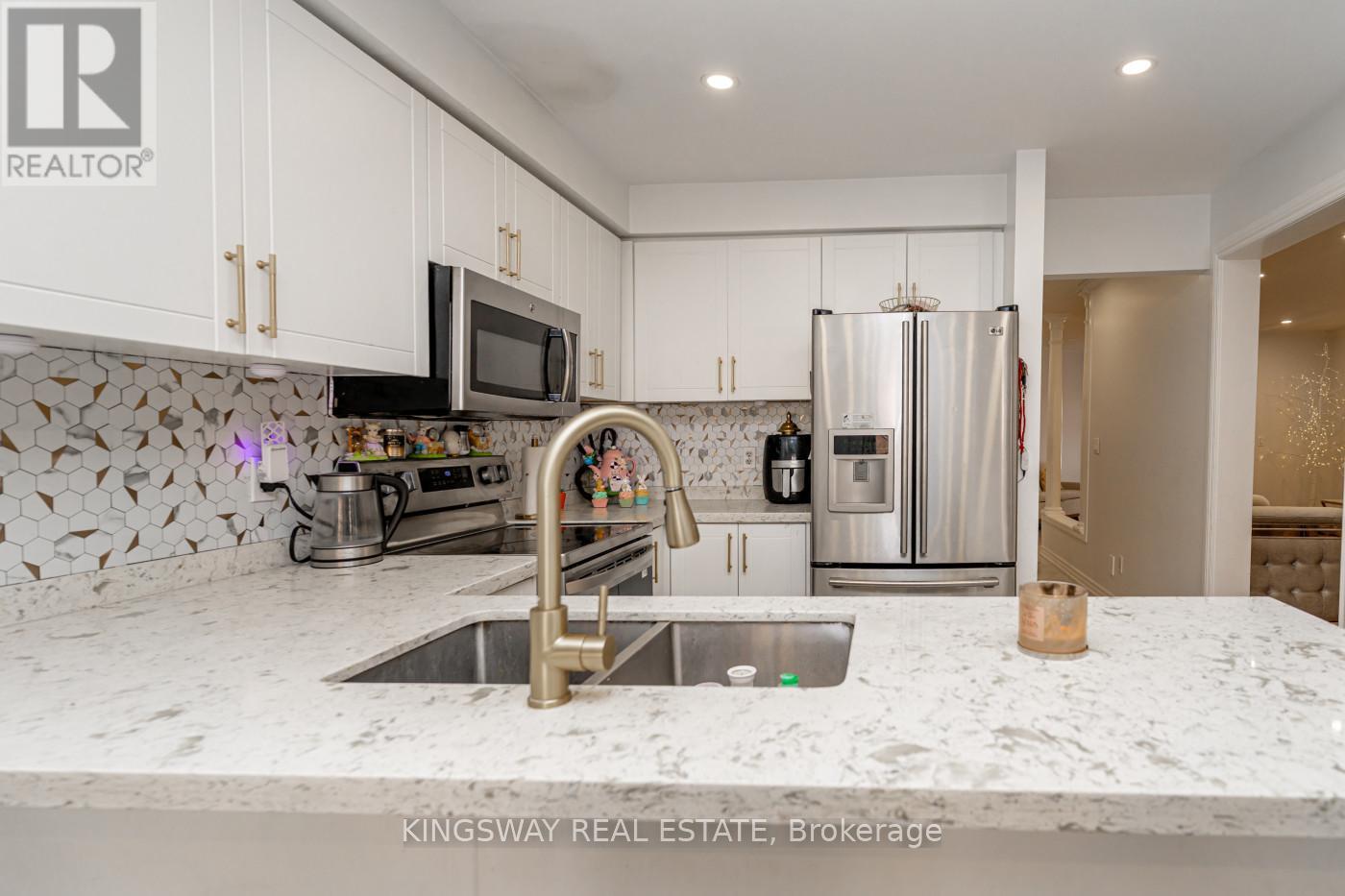 891 Stonebridge Avenue, Mississauga, Ontario  L5V 2L3 - Photo 12 - W12942454