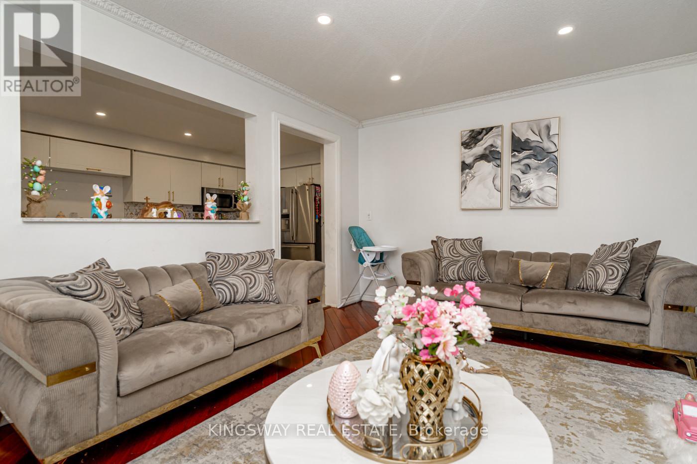 891 Stonebridge Avenue, Mississauga, Ontario  L5V 2L3 - Photo 15 - W12942454