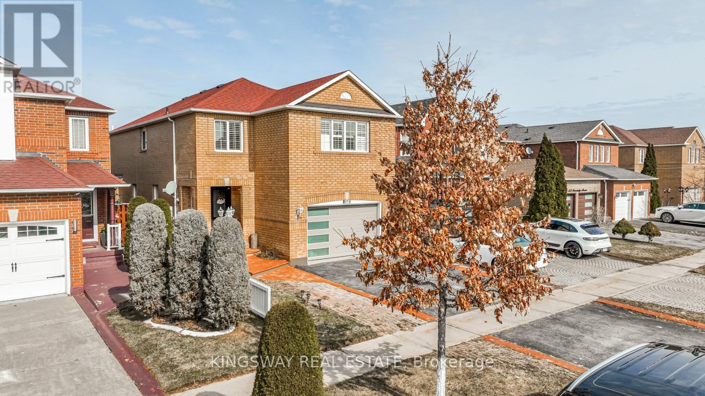 891 Stonebridge Avenue, Mississauga, Ontario  L5V 2L3 - Photo 2 - W12942454