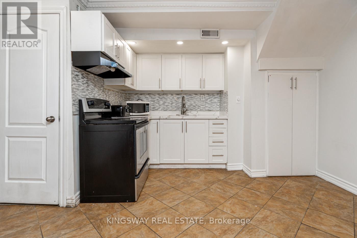 891 Stonebridge Avenue, Mississauga, Ontario  L5V 2L3 - Photo 27 - W12942454