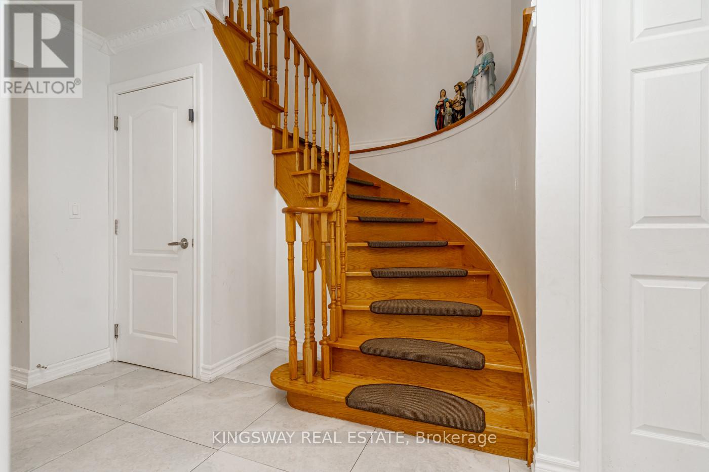 891 Stonebridge Avenue, Mississauga, Ontario  L5V 2L3 - Photo 4 - W12942454