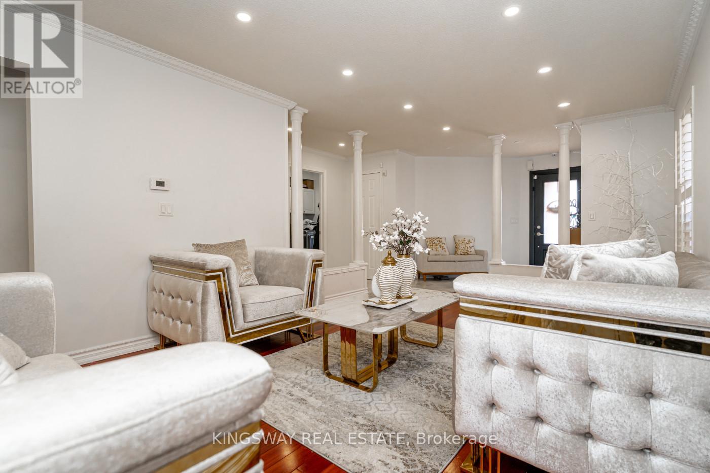 891 Stonebridge Avenue, Mississauga, Ontario  L5V 2L3 - Photo 8 - W12942454