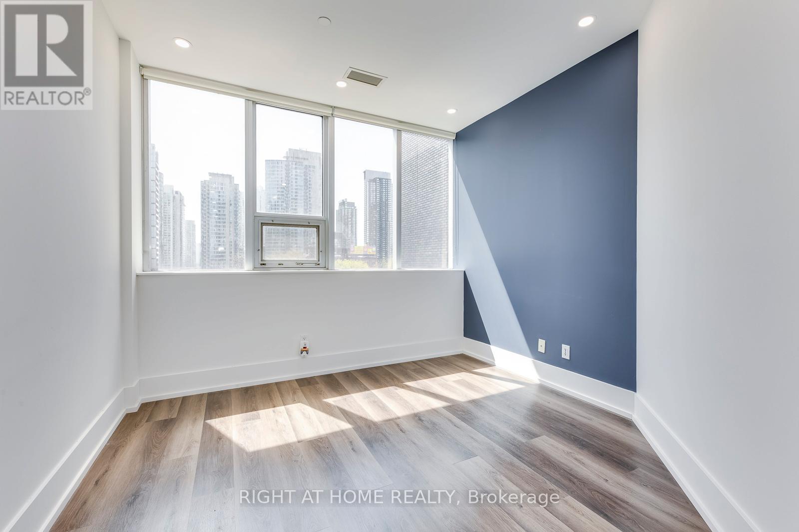 510 - 393 King Street W, Toronto, Ontario  M5V 3G8 - Photo 10 - C12942622