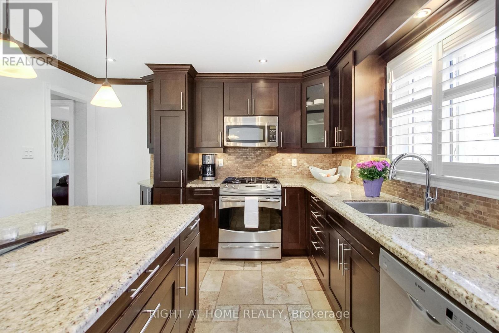 885 Dales Avenue, Newmarket, Ontario  L3Y 5Z6 - Photo 4 - N12942664