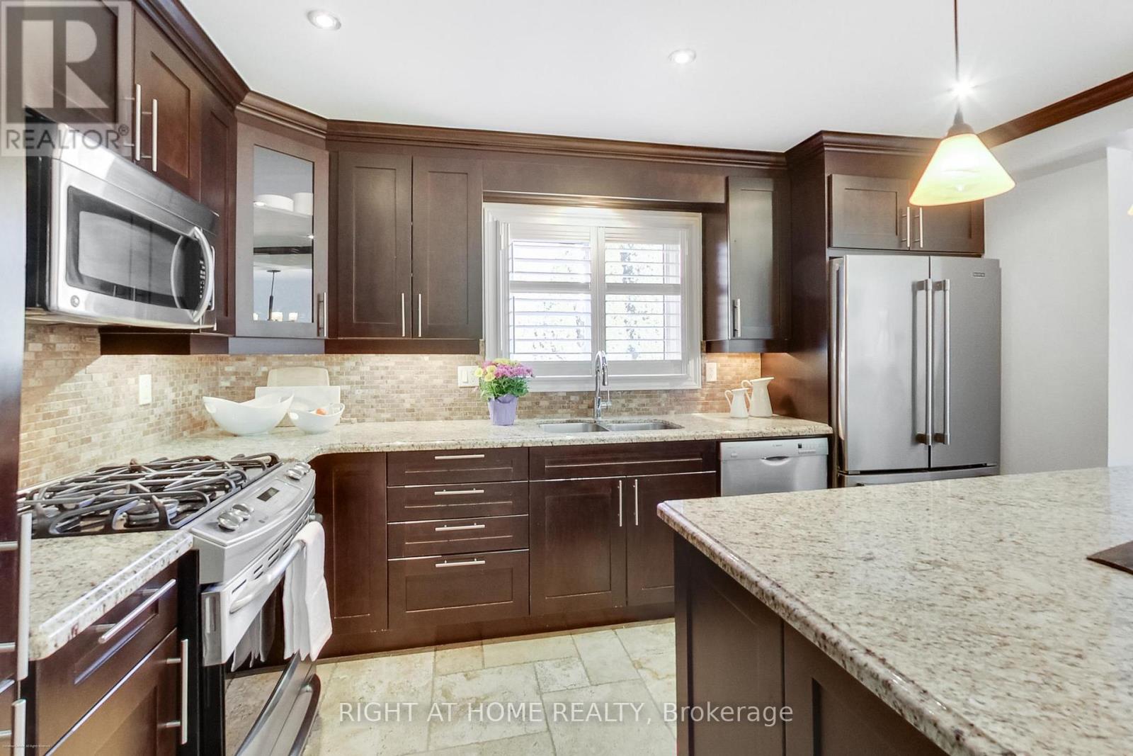 885 Dales Avenue, Newmarket, Ontario  L3Y 5Z6 - Photo 5 - N12942664