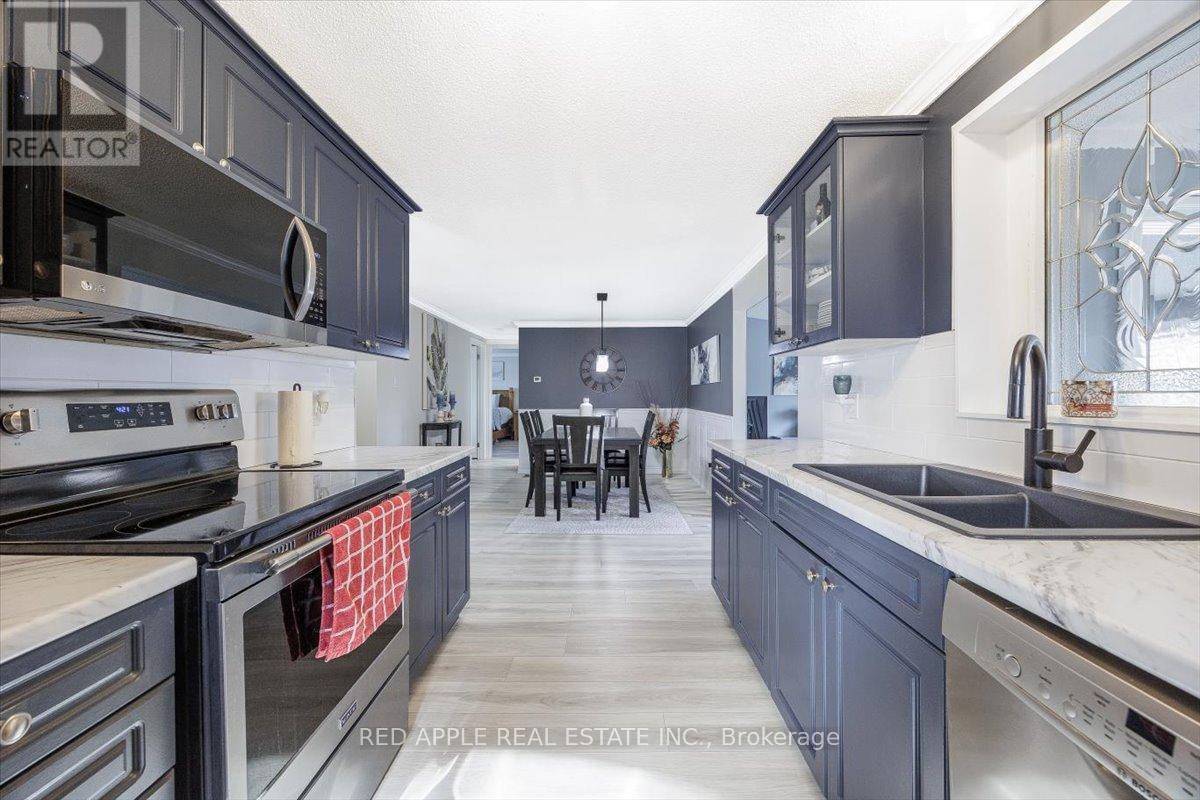 69 Corner Brook Trail, Innisfil, Ontario  L9S 1N7 - Photo 19 - N12942700